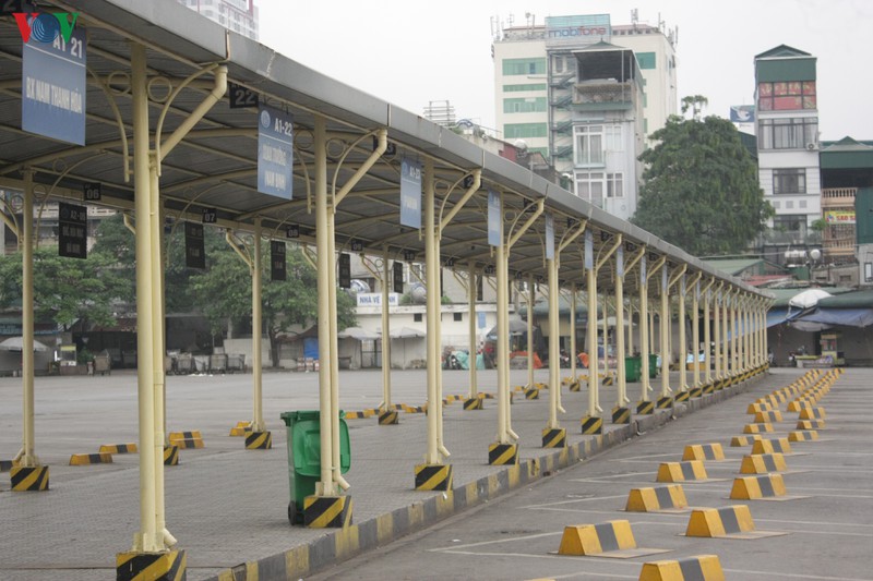 anh: ben xe o ha noi khong mot bong nguoi ngay dau thuc hien cach ly xa hoi hinh 7