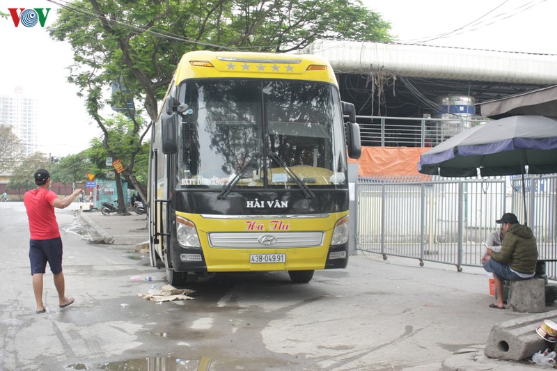anh: ben xe o ha noi khong mot bong nguoi ngay dau thuc hien cach ly xa hoi hinh 9