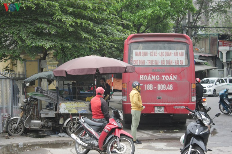 anh: ben xe o ha noi khong mot bong nguoi ngay dau thuc hien cach ly xa hoi hinh 10