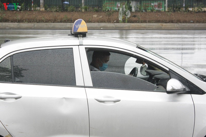 lai xe taxi, xe om cong nghe khau trang kin mit "xuong duong" sau cach ly hinh 9