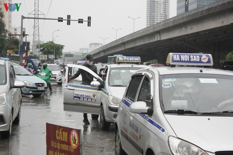 lai xe taxi, xe om cong nghe khau trang kin mit "xuong duong" sau cach ly hinh 3