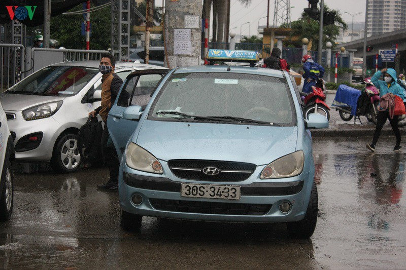lai xe taxi, xe om cong nghe khau trang kin mit "xuong duong" sau cach ly hinh 5