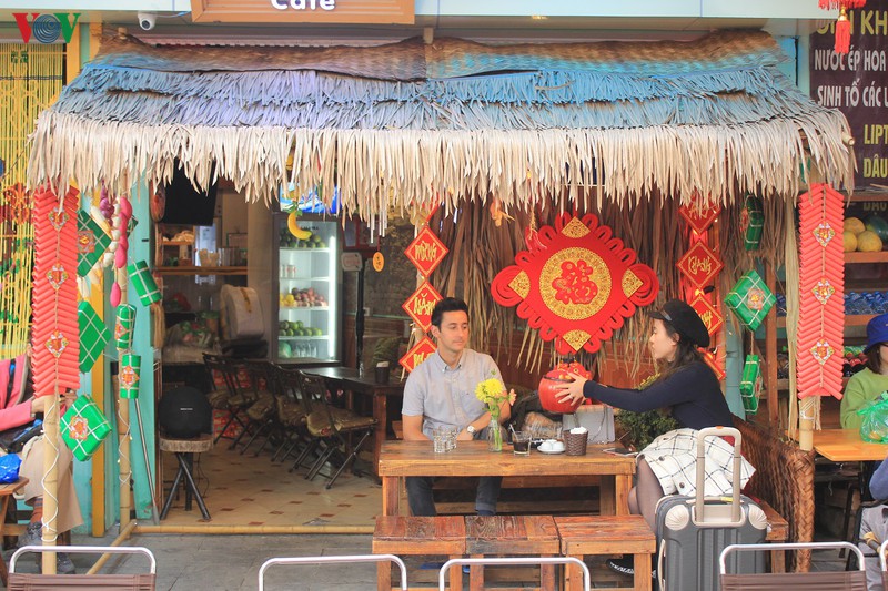 ngap tran khong khi tet co truyen tren pho bich hoa phung hung hinh 4