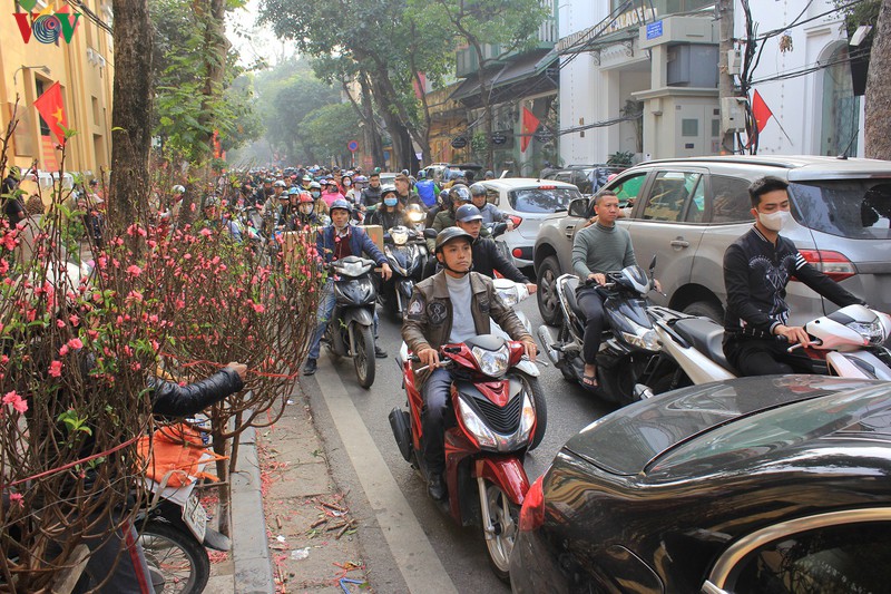 ngap tran khong khi tet co truyen tren pho bich hoa phung hung hinh 14