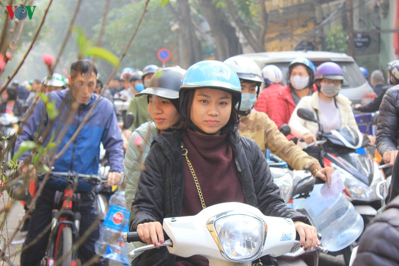 ngap tran khong khi tet co truyen tren pho bich hoa phung hung hinh 15