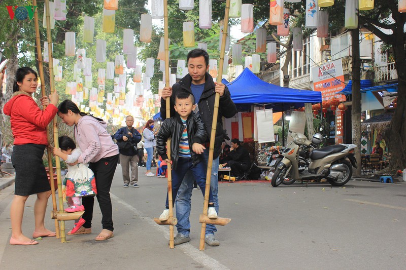 ngap tran khong khi tet co truyen tren pho bich hoa phung hung hinh 6
