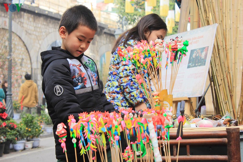 ngap tran khong khi tet co truyen tren pho bich hoa phung hung hinh 8