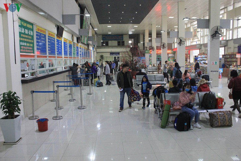 ben xe, ga tau o ha noi vang la thuong sang 28 tet hinh 6