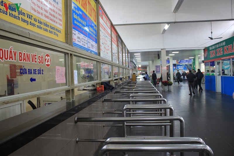 ben xe, ga tau o ha noi vang la thuong sang 28 tet hinh 2