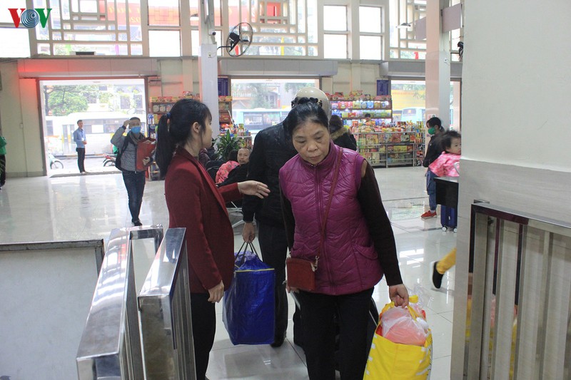 ben xe, ga tau o ha noi vang la thuong sang 28 tet hinh 7