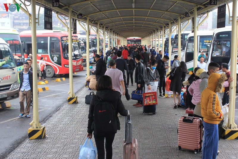 ben xe, ga tau o ha noi vang la thuong sang 28 tet hinh 3