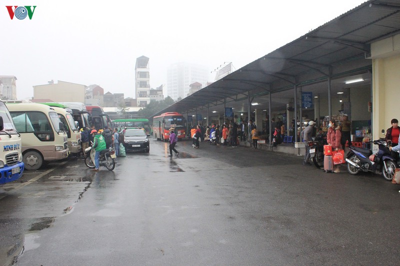 ben xe, ga tau o ha noi vang la thuong sang 28 tet hinh 8