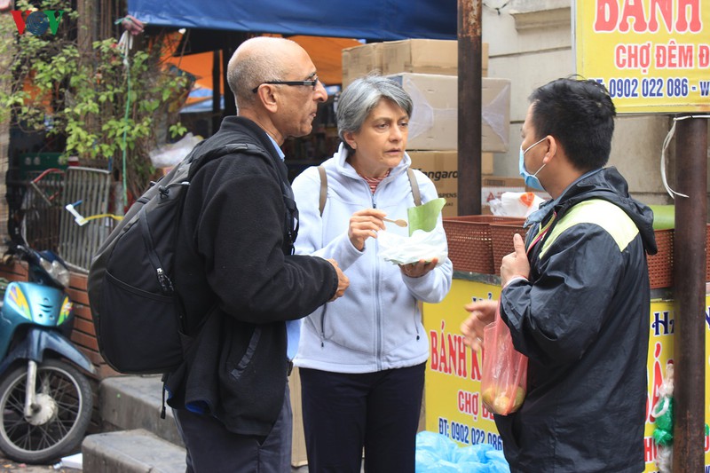 anh: du khach nuoc ngoai khong deo khau trang "vo tu" dao pho ha noi hinh 6
