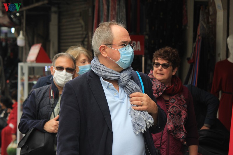 anh: du khach nuoc ngoai khong deo khau trang "vo tu" dao pho ha noi hinh 10