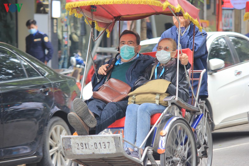 anh: du khach nuoc ngoai khong deo khau trang "vo tu" dao pho ha noi hinh 12