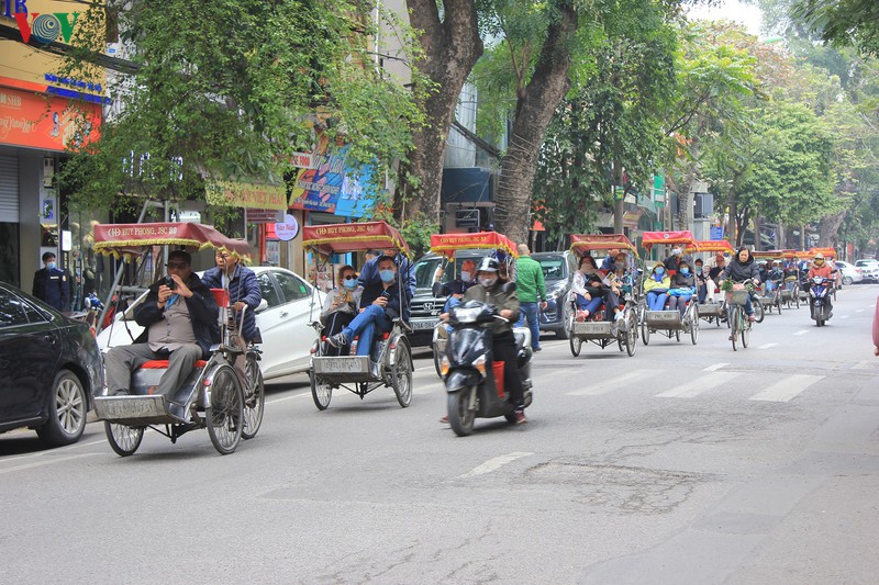 anh: du khach nuoc ngoai khong deo khau trang "vo tu" dao pho ha noi hinh 13