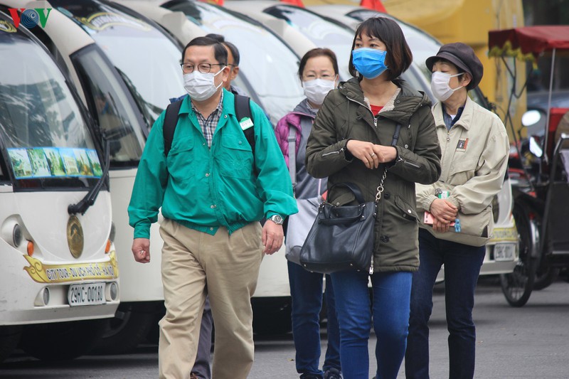 anh: du khach nuoc ngoai khong deo khau trang "vo tu" dao pho ha noi hinh 11