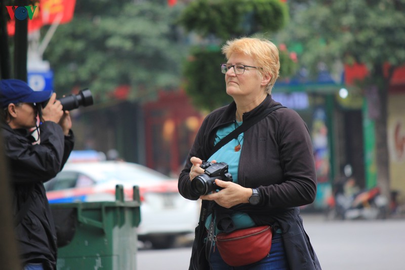 anh: du khach nuoc ngoai khong deo khau trang "vo tu" dao pho ha noi hinh 9