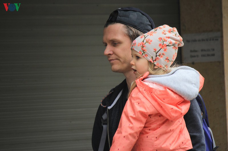 anh: du khach nuoc ngoai khong deo khau trang "vo tu" dao pho ha noi hinh 3