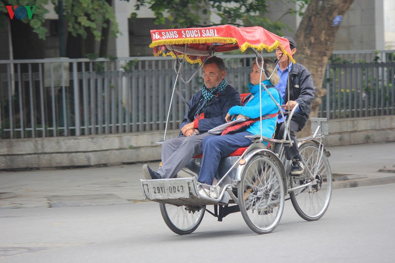 anh: du khach nuoc ngoai khong deo khau trang "vo tu" dao pho ha noi hinh 8