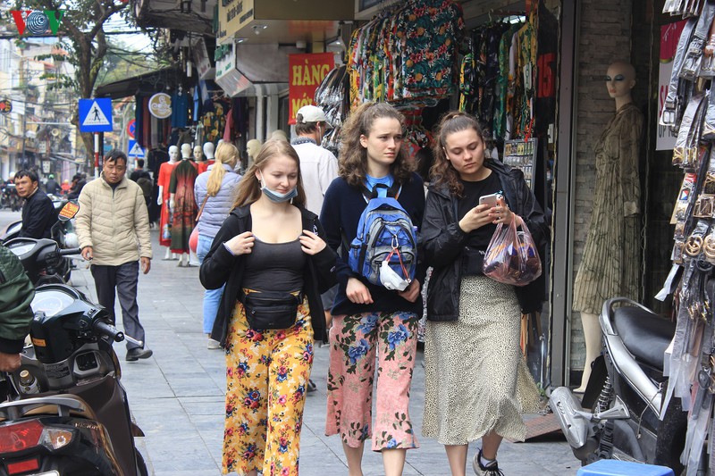 anh: du khach nuoc ngoai khong deo khau trang "vo tu" dao pho ha noi hinh 1