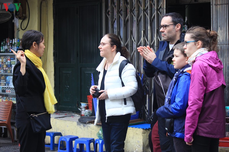 anh: du khach nuoc ngoai khong deo khau trang "vo tu" dao pho ha noi hinh 2