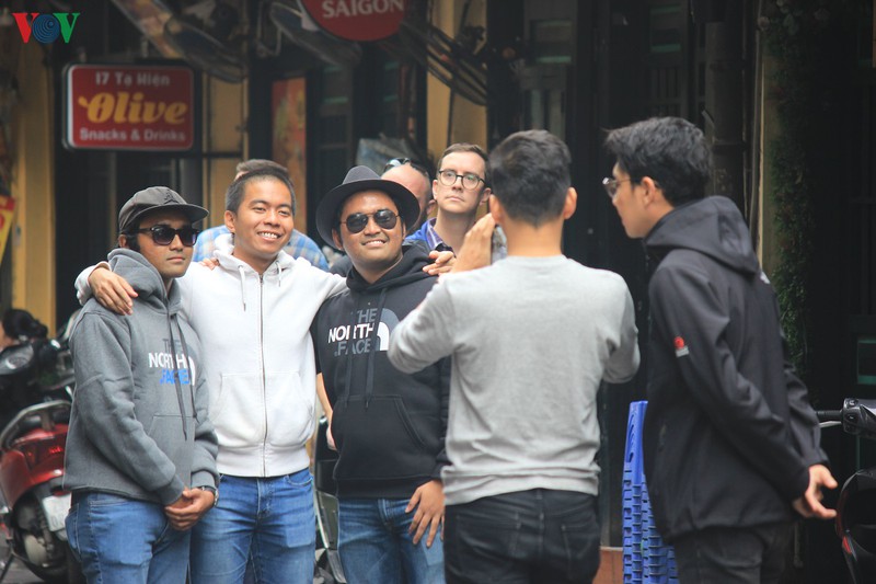 anh: du khach nuoc ngoai khong deo khau trang "vo tu" dao pho ha noi hinh 5