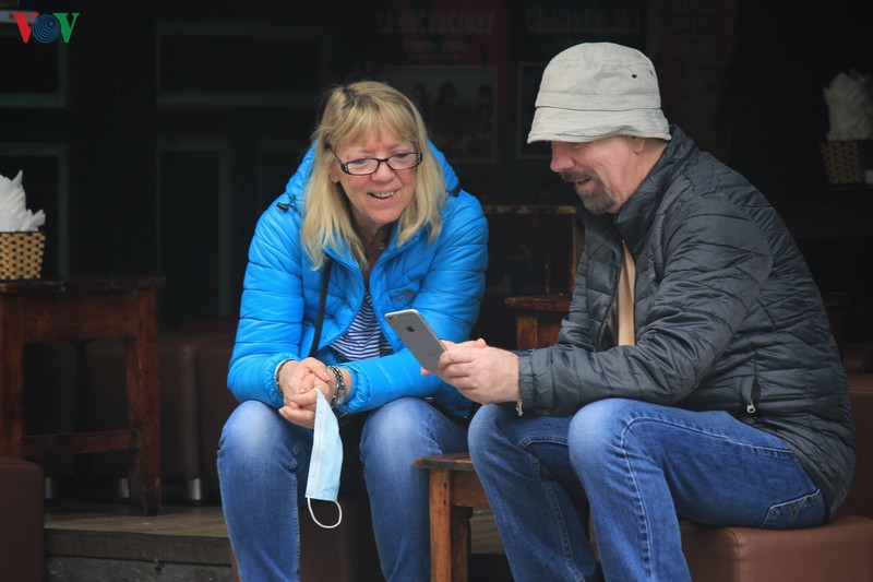 anh: du khach nuoc ngoai khong deo khau trang "vo tu" dao pho ha noi hinh 7