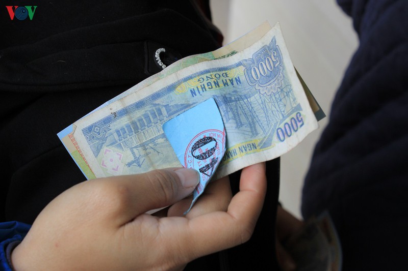 nguoi ha noi "rong ran" xep hang cho mua khau trang phong chong ncov hinh 10