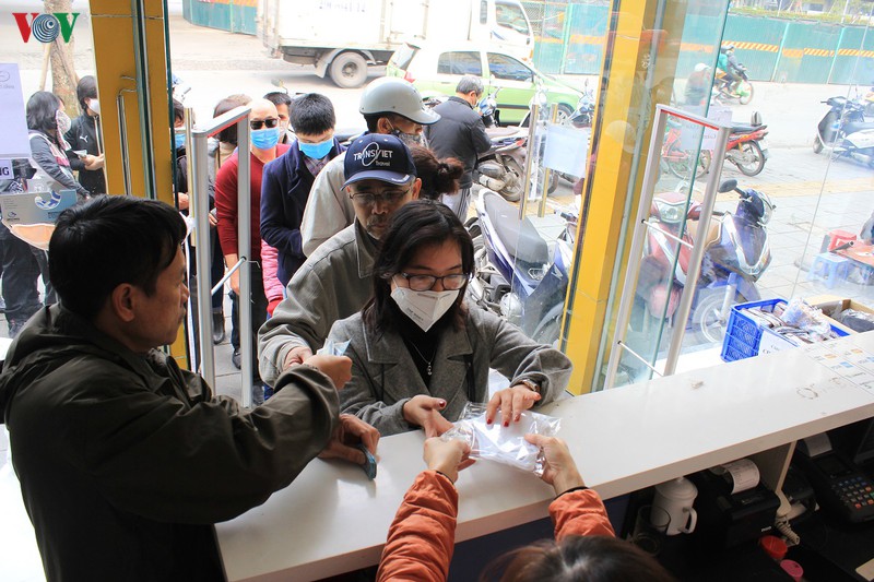 nguoi ha noi "rong ran" xep hang cho mua khau trang phong chong ncov hinh 12