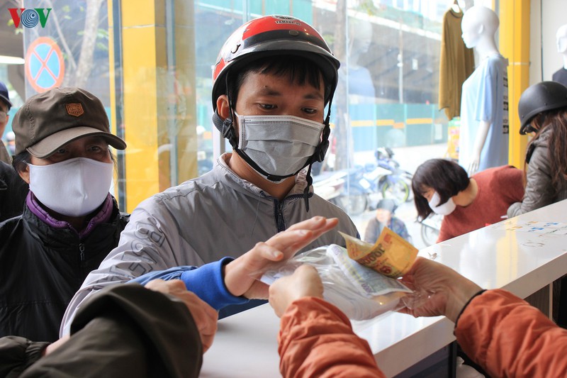 nguoi ha noi "rong ran" xep hang cho mua khau trang phong chong ncov hinh 13