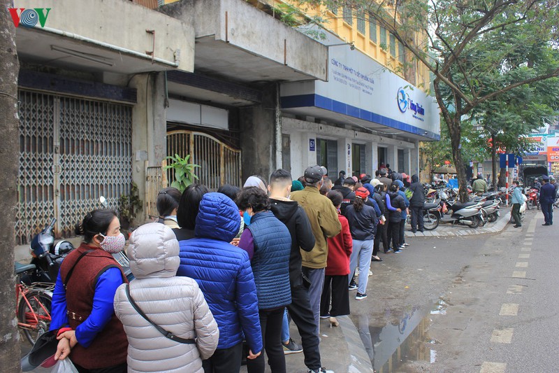nguoi ha noi "rong ran" xep hang cho mua khau trang phong chong ncov hinh 1