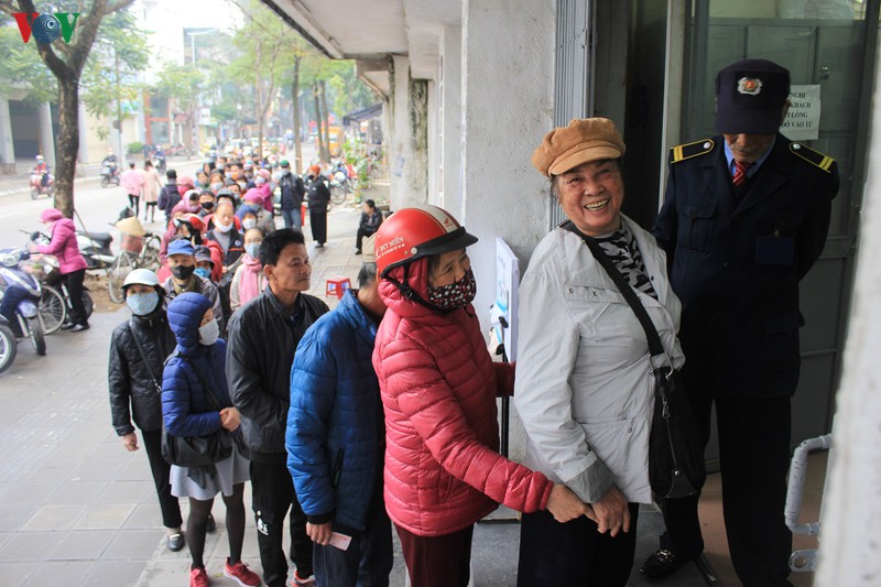 nguoi ha noi "rong ran" xep hang cho mua khau trang phong chong ncov hinh 2