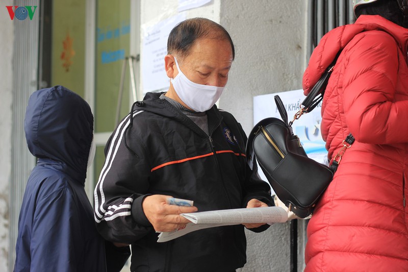 nguoi ha noi "rong ran" xep hang cho mua khau trang phong chong ncov hinh 3