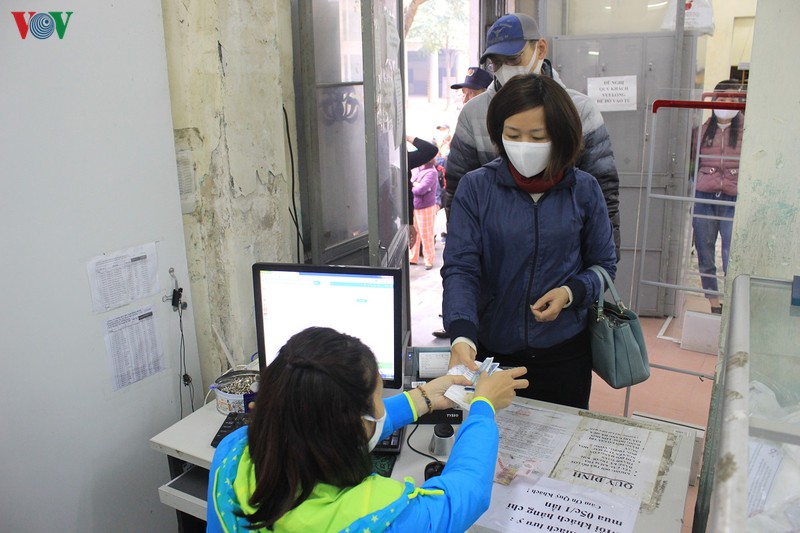 nguoi ha noi "rong ran" xep hang cho mua khau trang phong chong ncov hinh 4