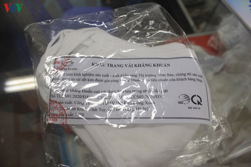 nguoi ha noi "rong ran" xep hang cho mua khau trang phong chong ncov hinh 5