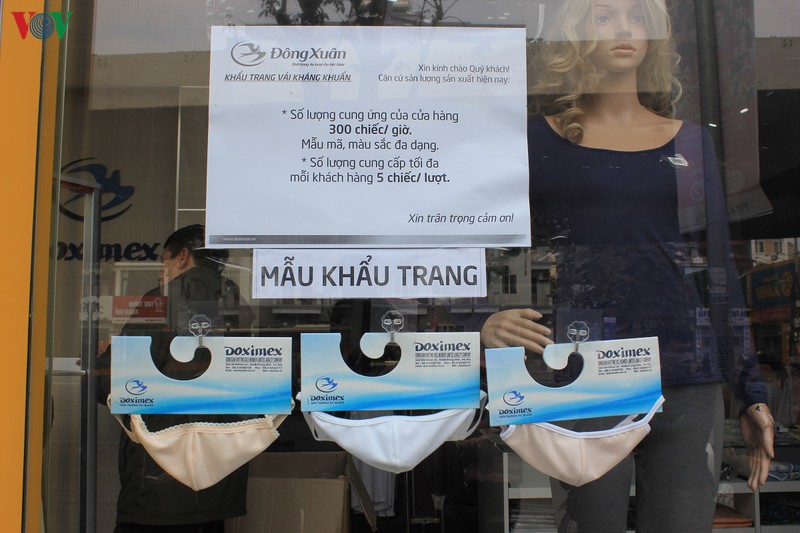 nguoi ha noi "rong ran" xep hang cho mua khau trang phong chong ncov hinh 8