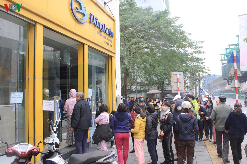 nguoi ha noi "rong ran" xep hang cho mua khau trang phong chong ncov hinh 7