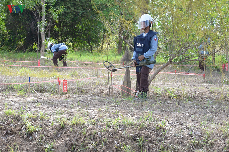 anh: bom min va cac vat lieu no tung gieo rac dau thuong o campuchia hinh 21