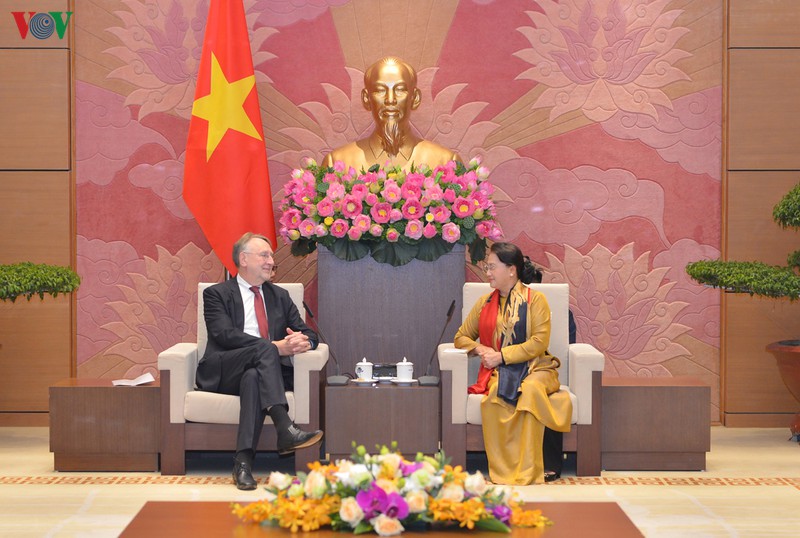 chu tich quoc hoi tiep doan uy ban thuong mai quoc te, nghi vien chau au hinh 1