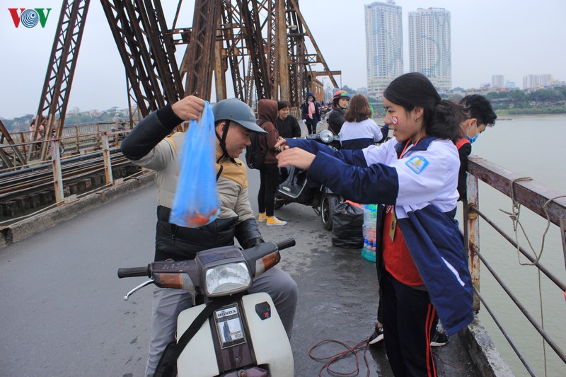 nhon nhip canh nguoi dan thu do tha ca tien ong tao ve troi hinh 1