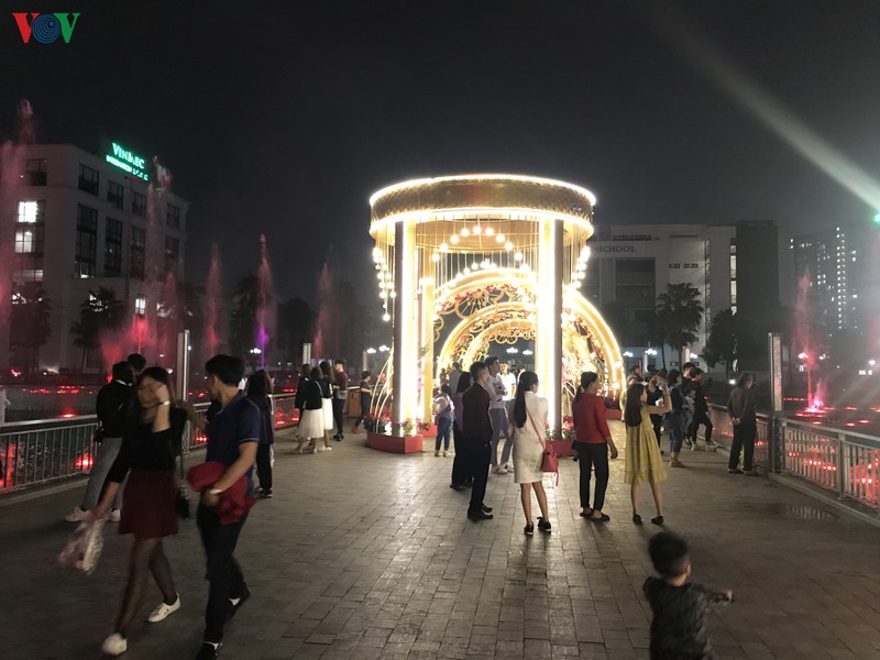 cac cap doi di choi toi valentine trong lat phat mua phun o ha noi hinh 1