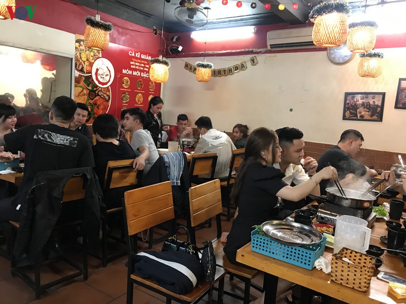 cac cap doi di choi toi valentine trong lat phat mua phun o ha noi hinh 4