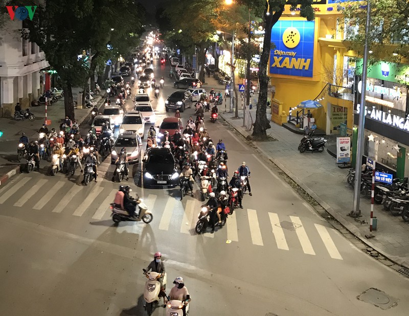 cac cap doi di choi toi valentine trong lat phat mua phun o ha noi hinh 2