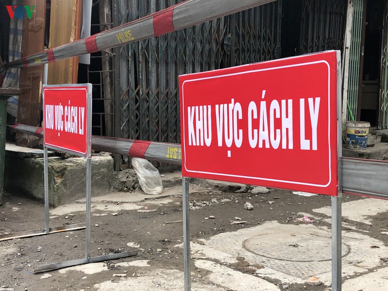 anh: ngo 165 duong cau giay duoc cach ly sau khi co ca mac covid-19 hinh 2
