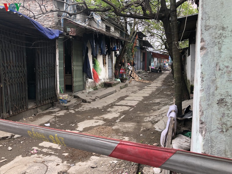 anh: ngo 165 duong cau giay duoc cach ly sau khi co ca mac covid-19 hinh 4