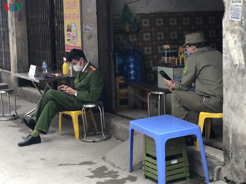 anh: ngo 165 duong cau giay duoc cach ly sau khi co ca mac covid-19 hinh 6