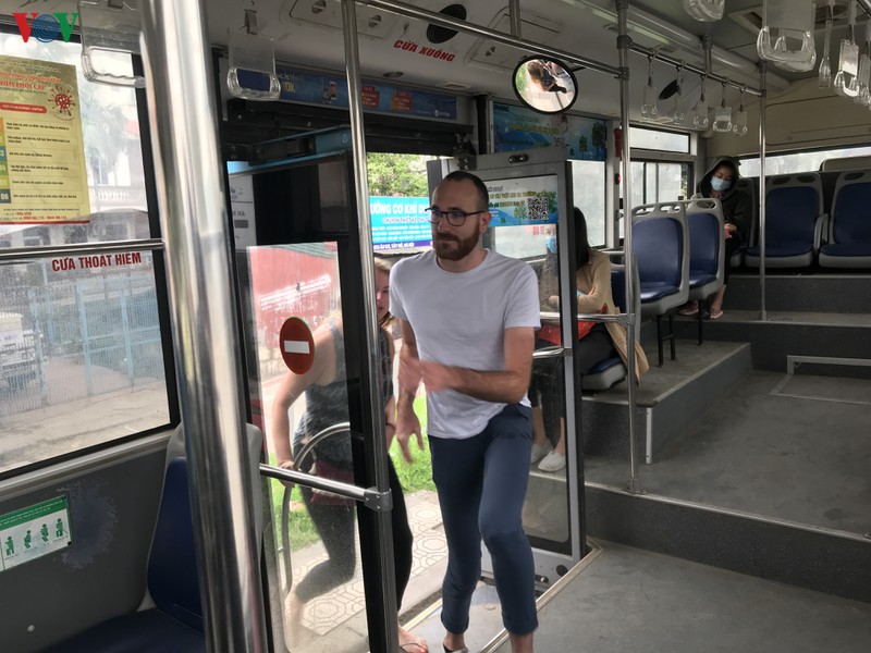 anh: khach "ta" bit kin, khach "tay" khong khau trang vo tu di xe buyt hinh 15