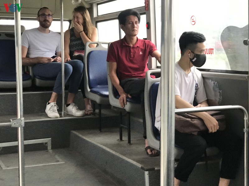 anh: khach "ta" bit kin, khach "tay" khong khau trang vo tu di xe buyt hinh 16