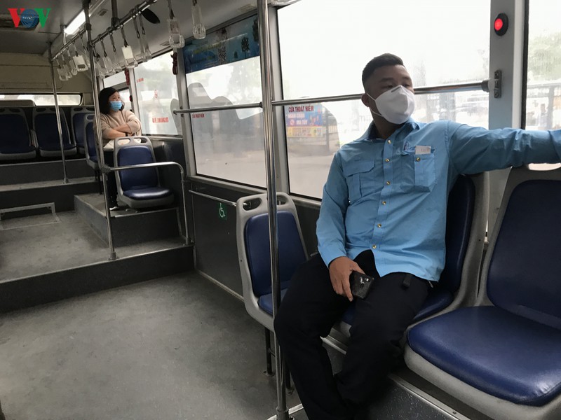anh: khach "ta" bit kin, khach "tay" khong khau trang vo tu di xe buyt hinh 4